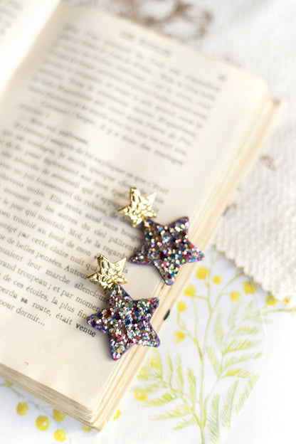 Boucles d'oreilles Etoiles - cuir violet irisé et paillettes multicolores