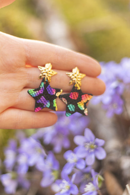 Boucles d'oreilles Etoiles - cuir noir à tâches multicolores