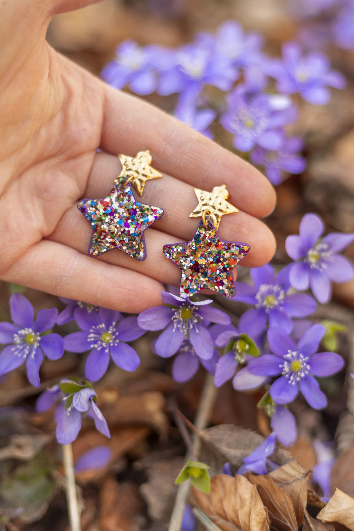 Boucles d'oreilles Etoiles - cuir violet irisé et paillettes multicolores