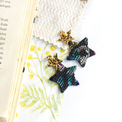 Boucles d'oreilles Etoiles - cuir noir à tâches multicolores