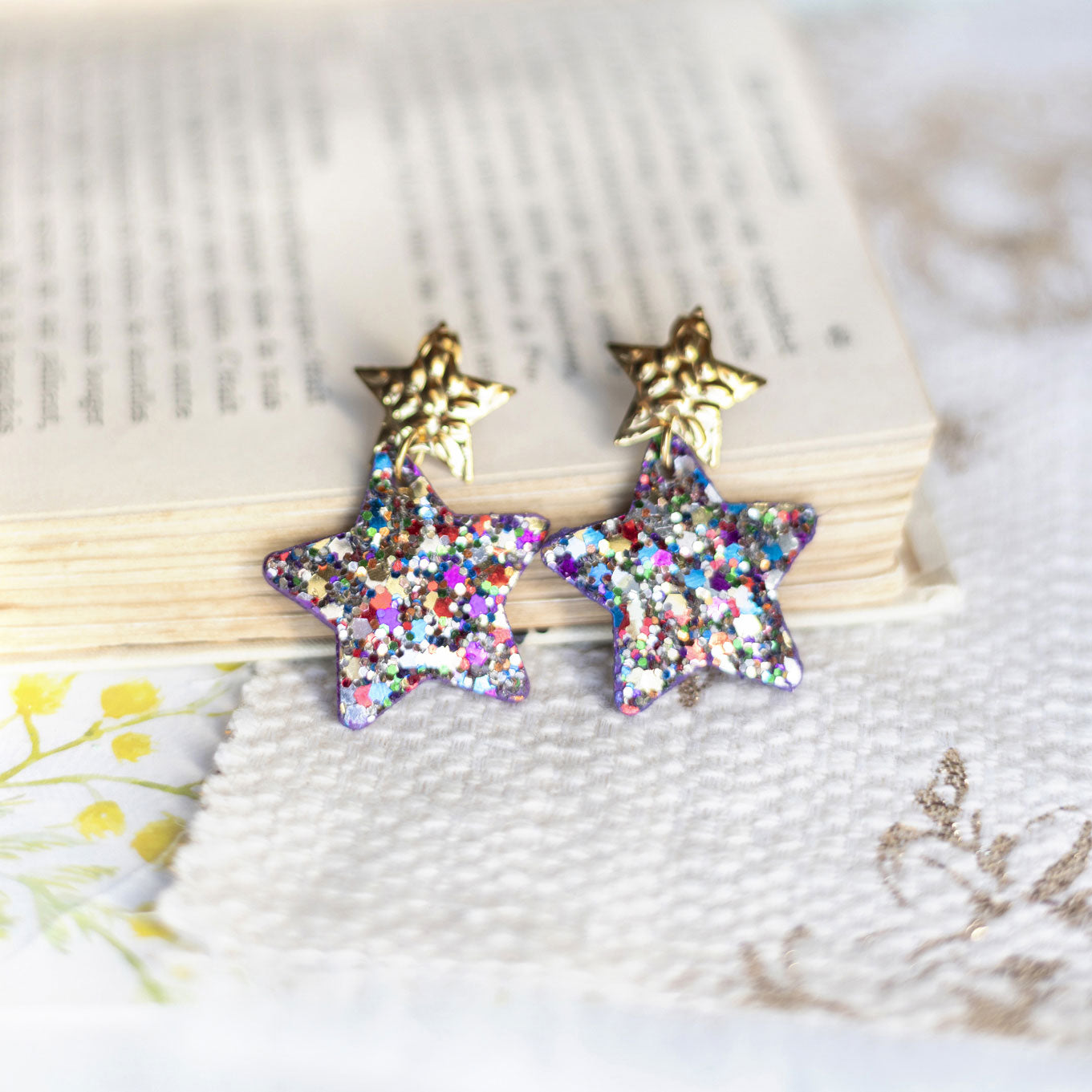 Boucles d'oreilles Etoiles - cuir violet irisé et paillettes multicolores