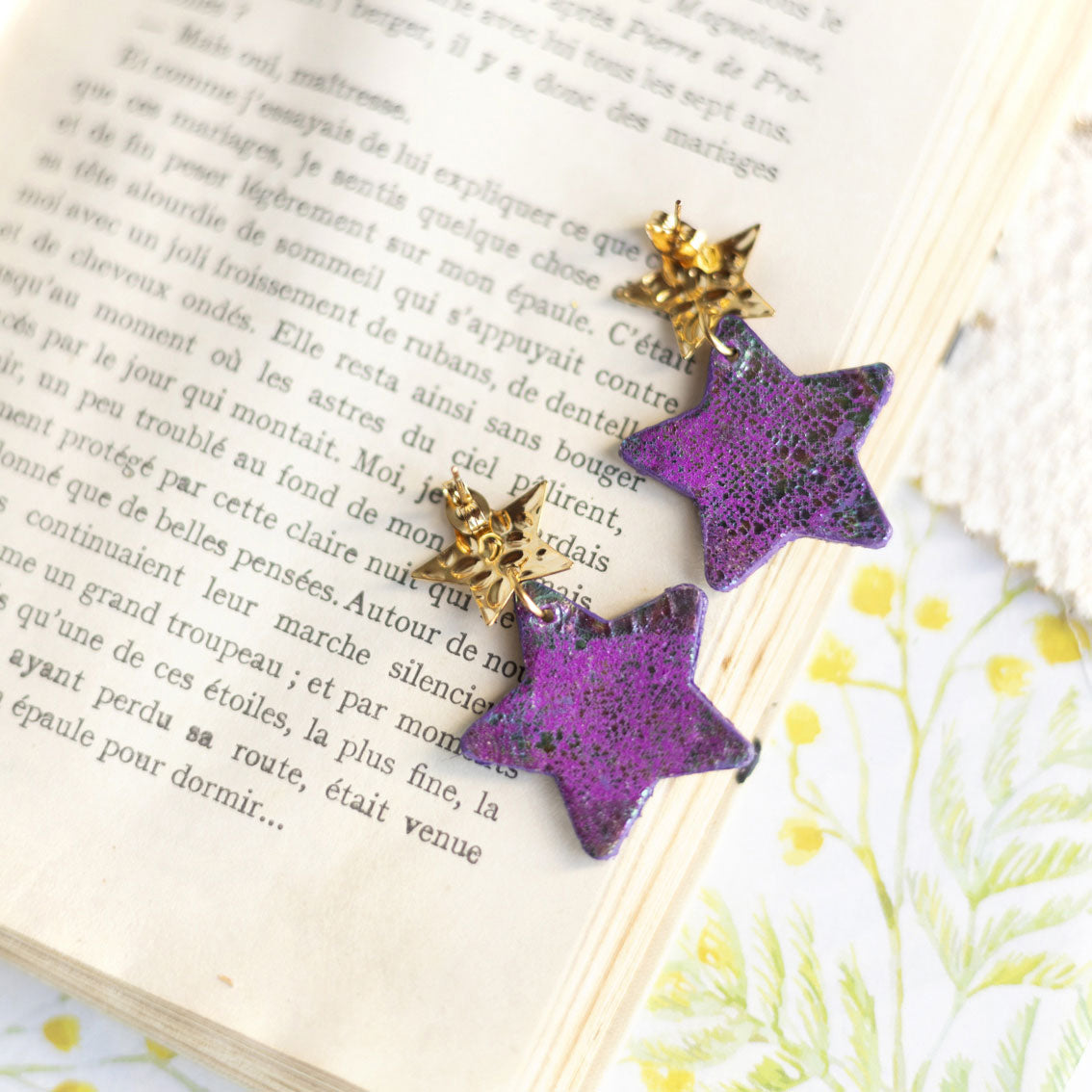Boucles d'oreilles Etoiles - cuir violet irisé et paillettes multicolores