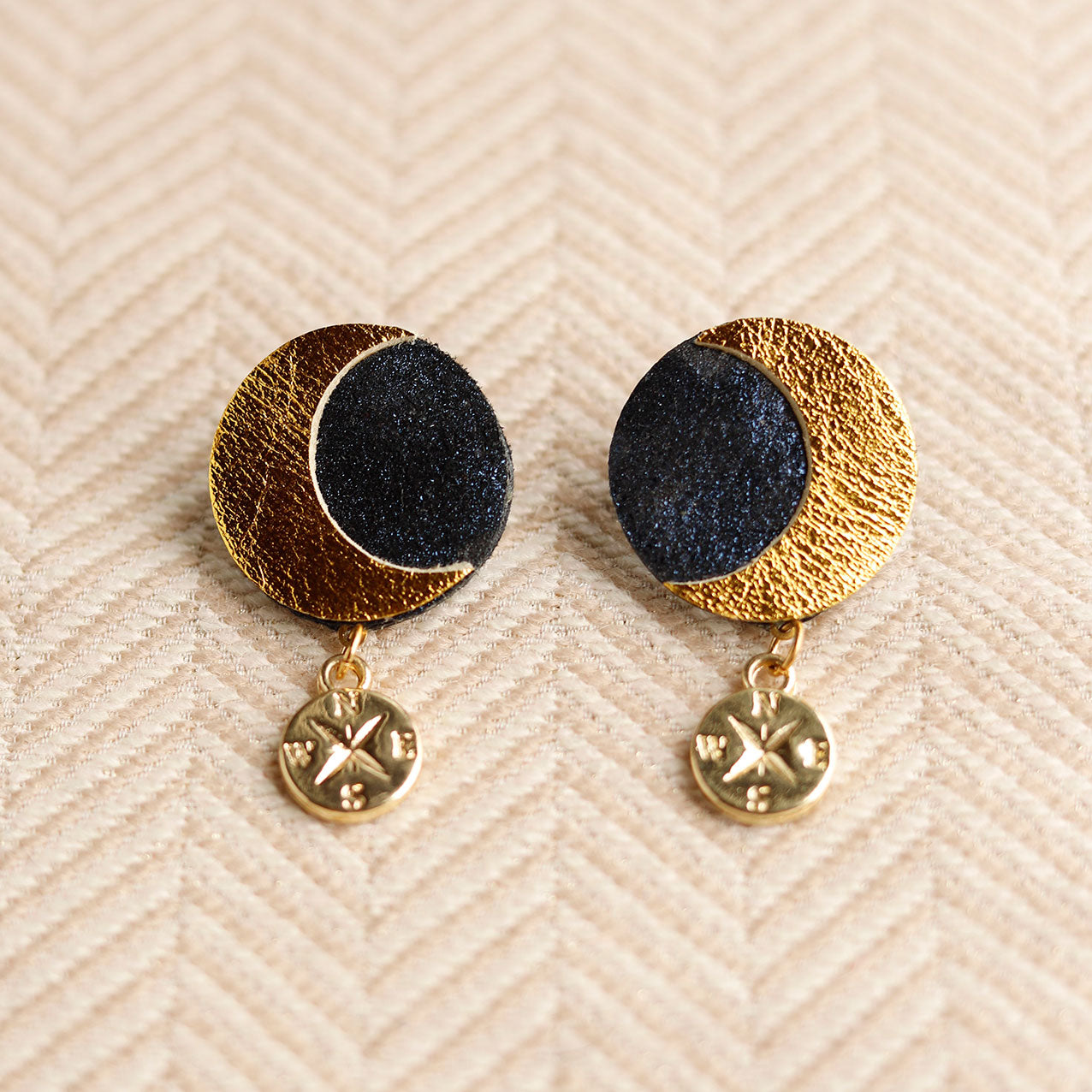 Boucles d'oreilles Puces Lunes en cuir doré et noir