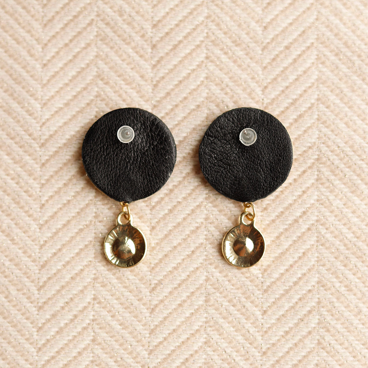 Boucles d'oreilles Puces Lunes en cuir doré et noir