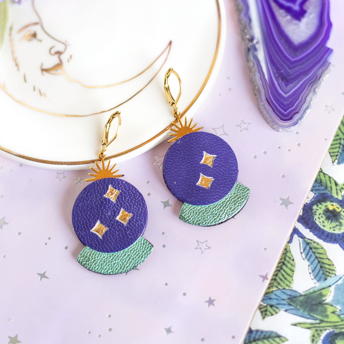 Boucles d'oreilles Boule de Cristal cuir bleu-violet