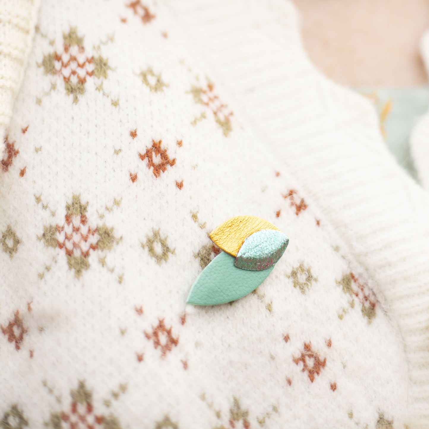 Broche feuilles en cuir doré et bleu