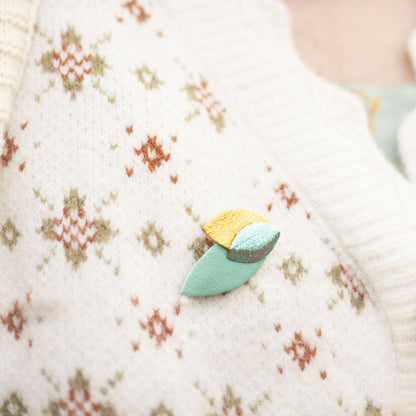 Broche feuilles en cuir doré et bleu