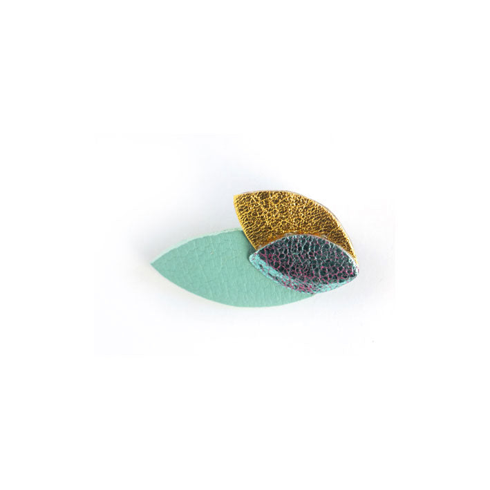 Broche feuilles en cuir doré et bleu
