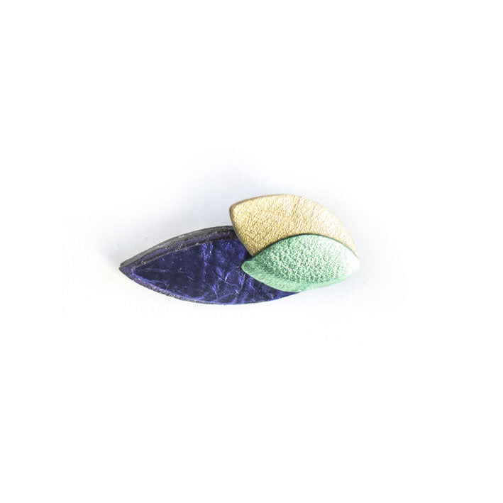 Broche feuilles en cuir doré et bleu