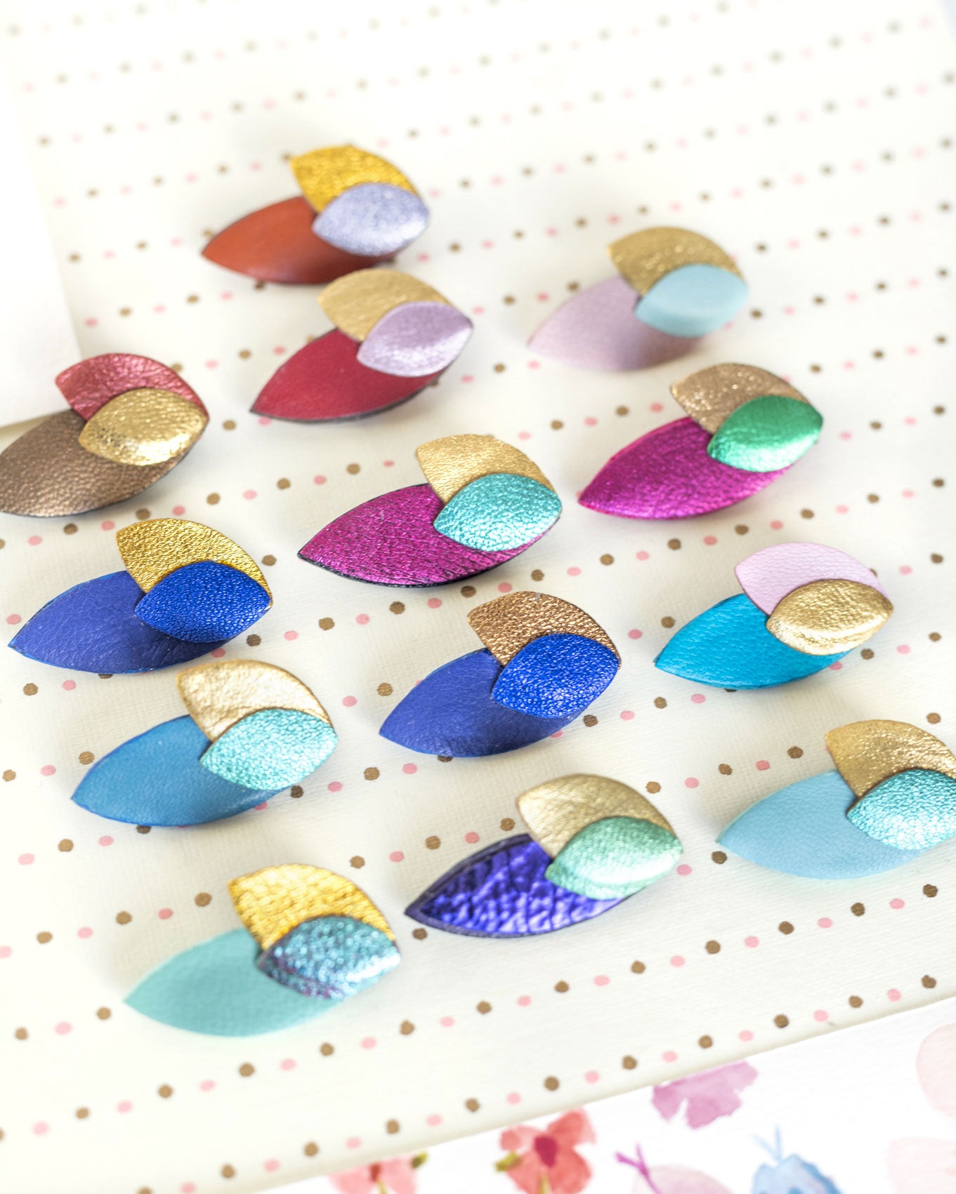Broche feuilles en cuir doré et bleu