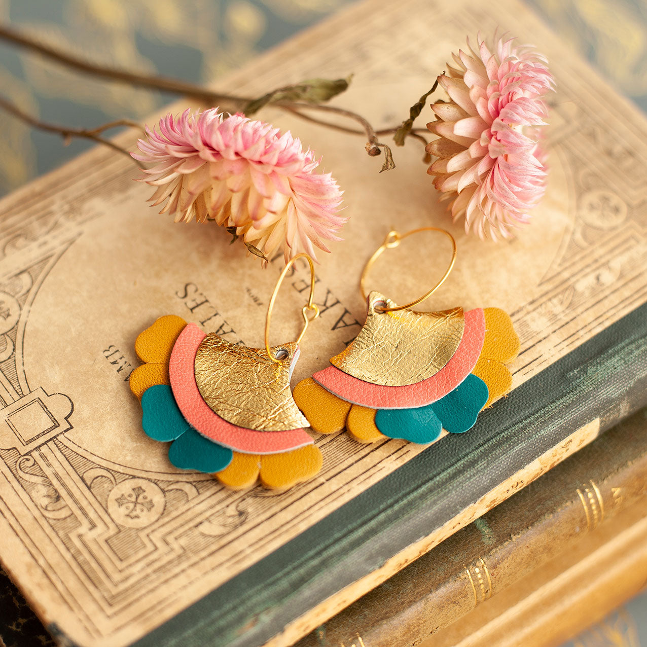 Boucles d'oreilles créoles Eventail & Pétales vert foncé, ocre jaune, rose incarnat et doré