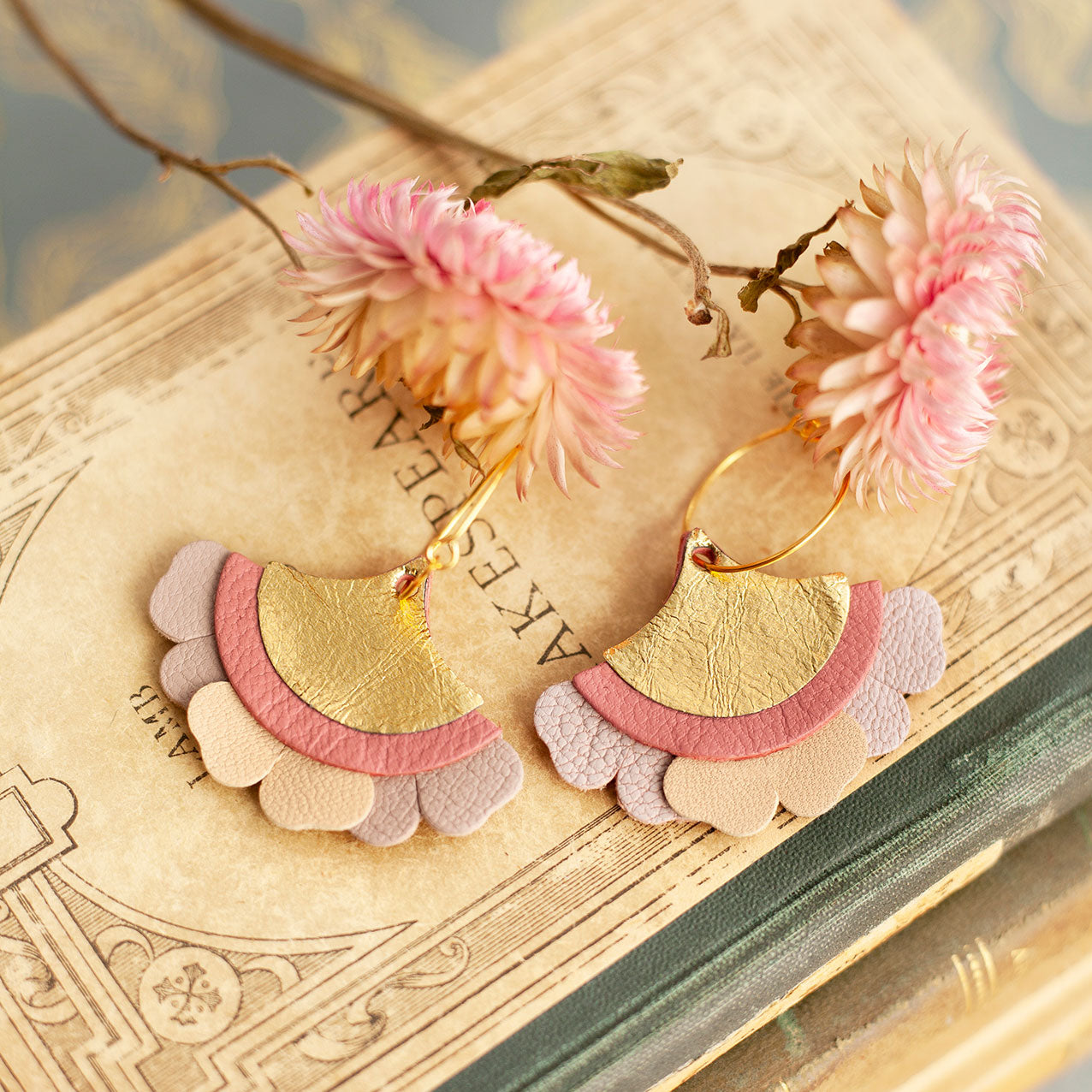 Boucles d'oreilles créoles Eventail & Pétales beige, rose-gris, rose et doré