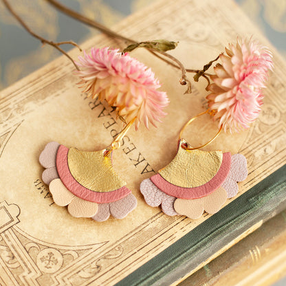 Boucles d'oreilles créoles Eventail & Pétales beige, rose-gris, rose et doré