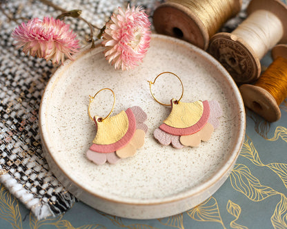 Boucles d'oreilles créoles Eventail & Pétales beige, rose-gris, rose et doré