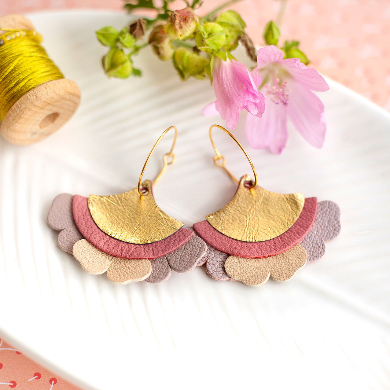 Boucles d'oreilles créoles Eventail & Pétales beige, rose-gris, rose et doré