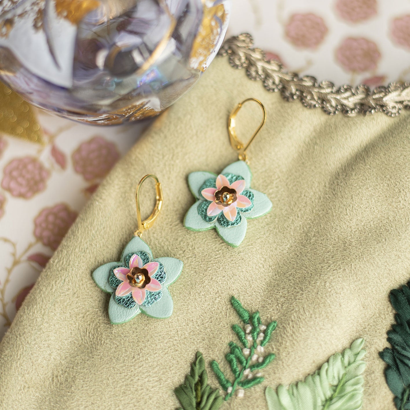 Boucles d'oreilles Betsy - Fleurs en cuir vert amande et rose - Bijou baroque délicat