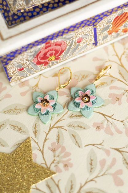 Boucles d'oreilles Betsy - Fleurs en cuir vert amande et rose - Bijou baroque délicat