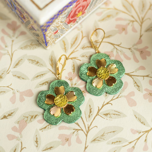 Boucles d'oreilles Florine- Double fleur verte et or en cuir recyclé