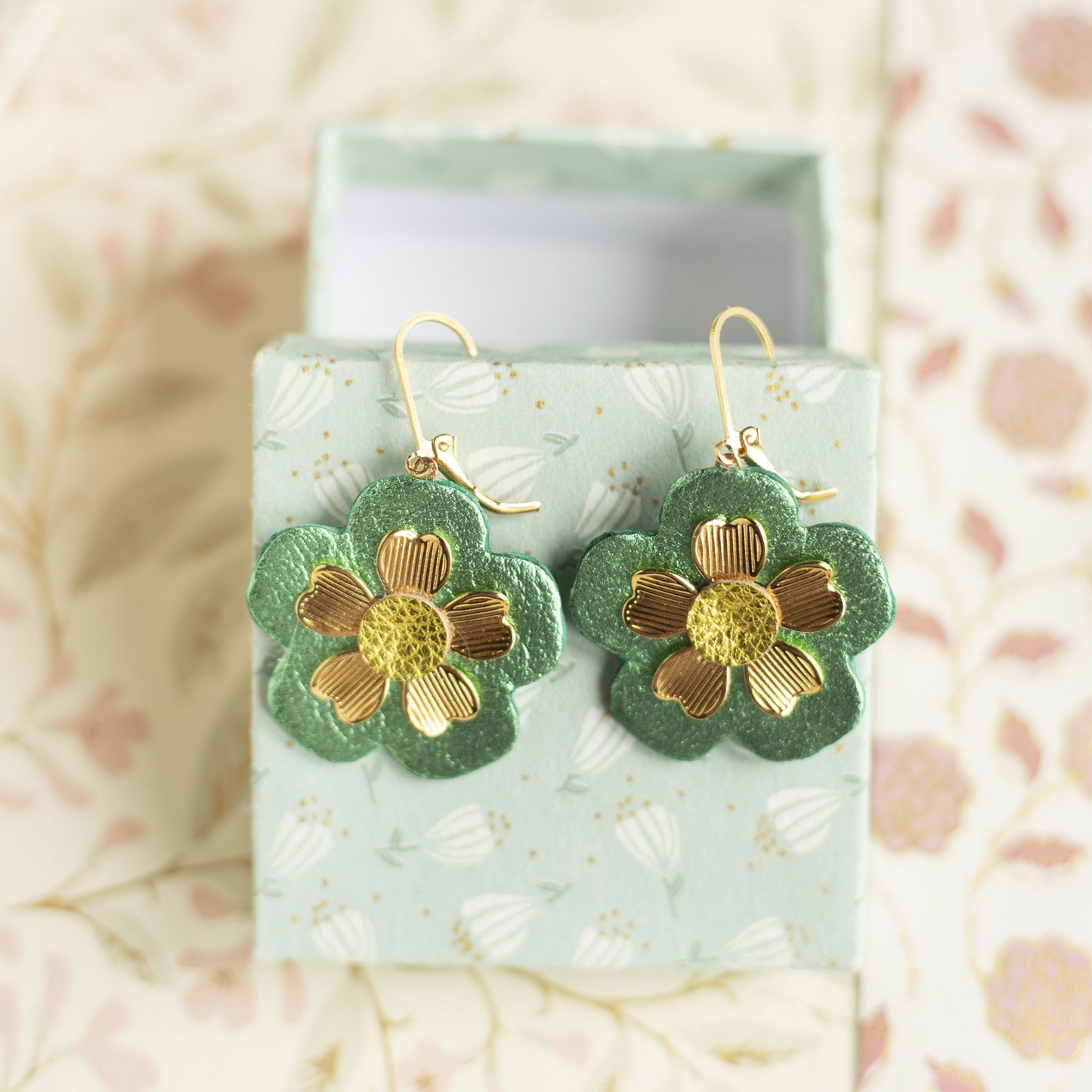 Boucles d'oreilles Florine- Double fleur verte et or en cuir recyclé