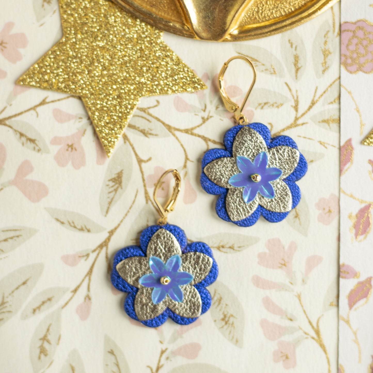 Boucles d'oreilles Clothilde - Fleur baroque bleu outremer et argent en cuir recyclé