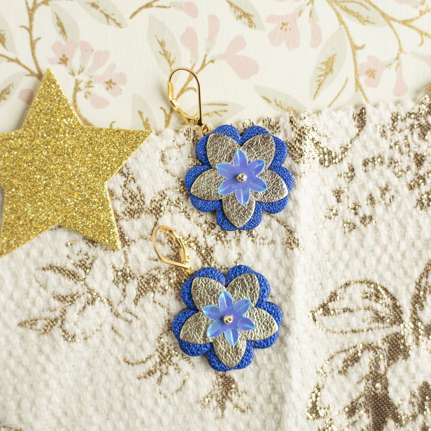 Boucles d'oreilles Clothilde - Fleur baroque bleu outremer et argent en cuir recyclé