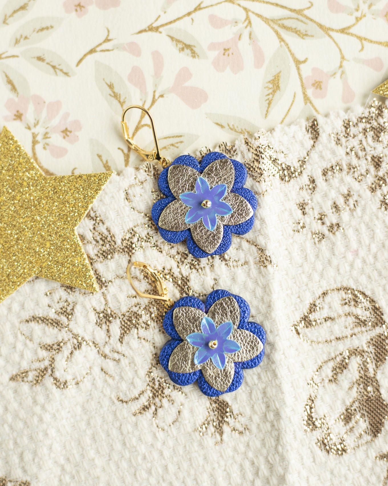 Boucles d'oreilles Clothilde - Fleur baroque bleu outremer et argent en cuir recyclé