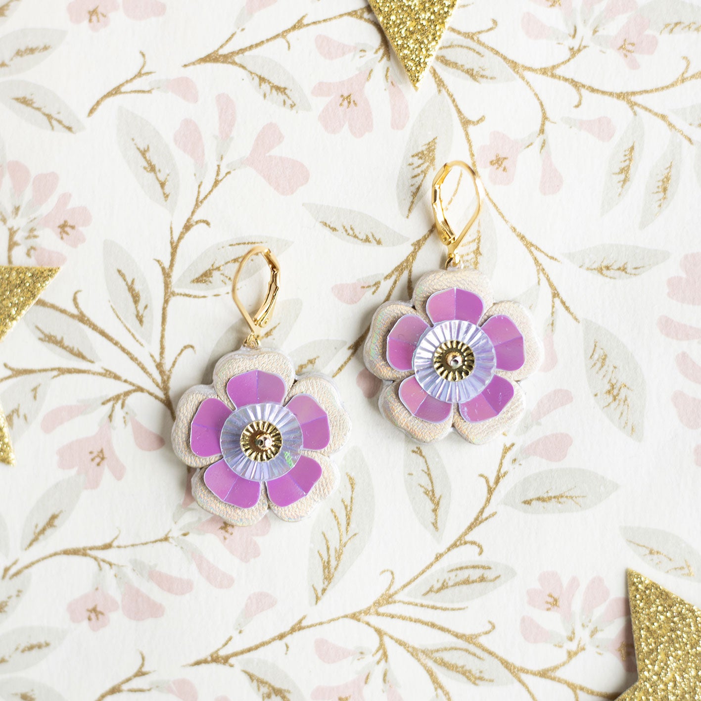 Boucles d'oreilles Eowyn - Fleur Féerique - Cuir recyclé holographique et mauve nacré