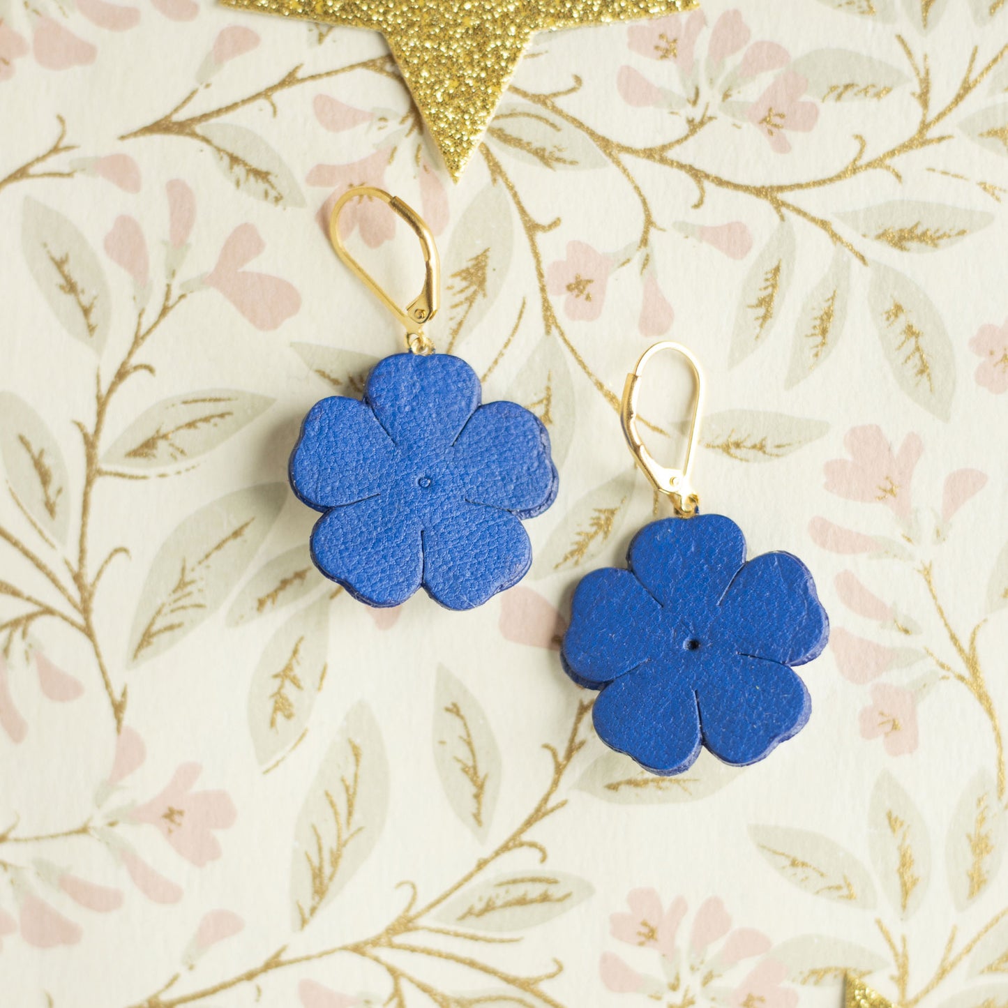 Boucles d'oreilles Clothilde - Fleur baroque bleu outremer et argent en cuir recyclé