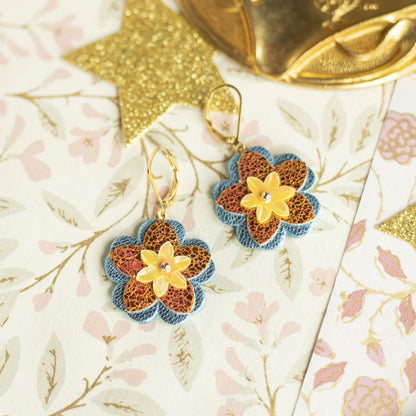 Boucles d'oreilles Adèle- Fleurs en cuir bleu métallisé et orange