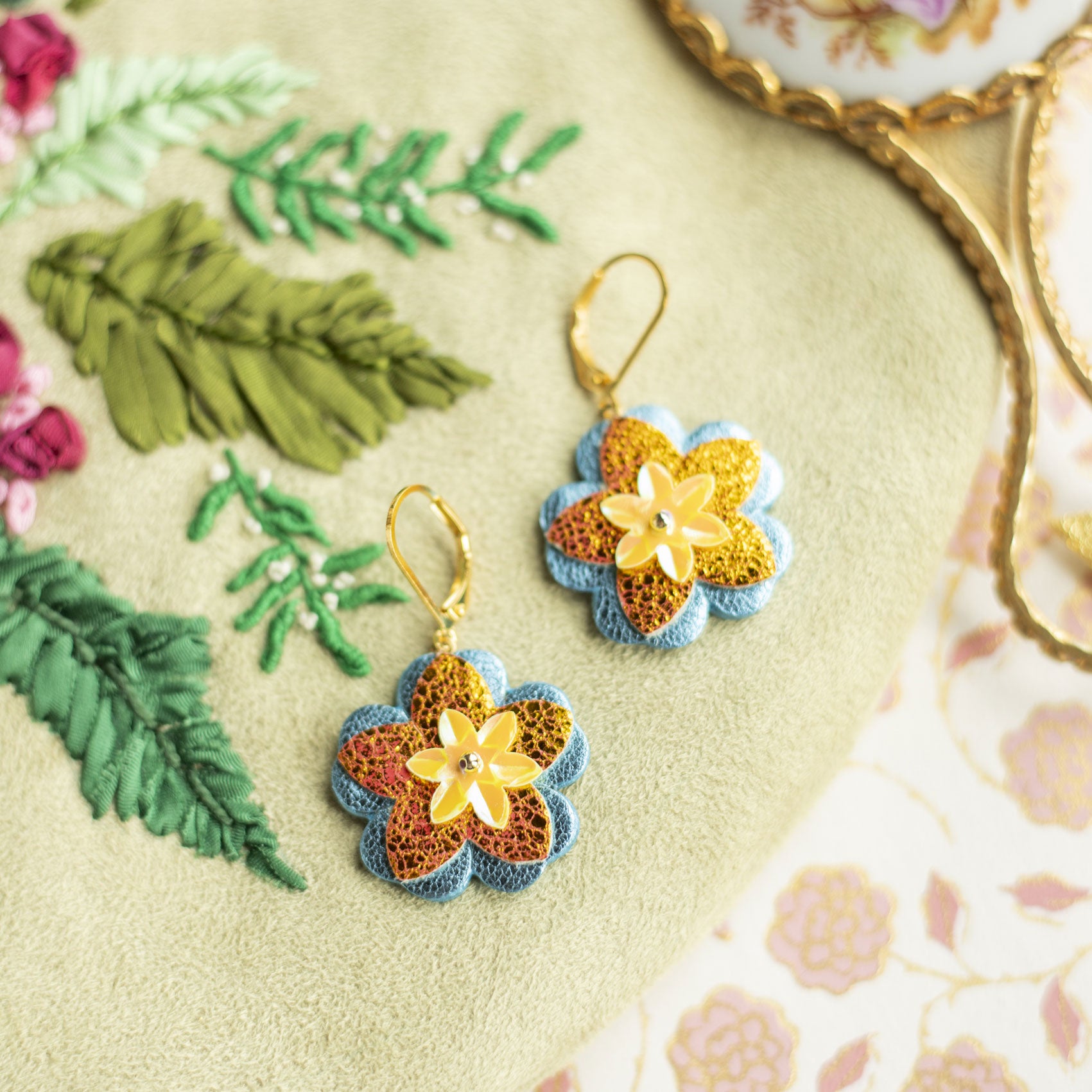 Boucles d'oreilles Adèle- Fleurs en cuir bleu métallisé et orange