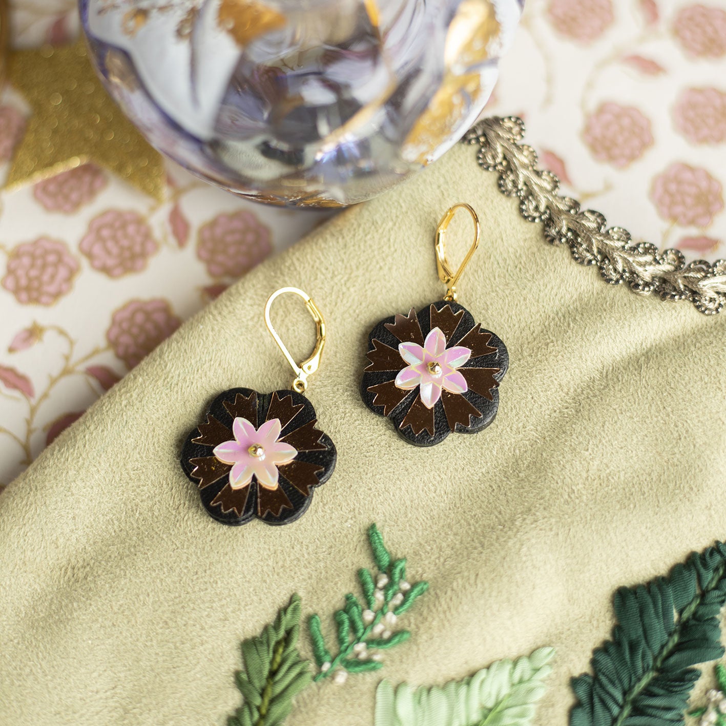 Boucles d'oreilles Scarlett- Cuir noir et sequin fleur rosée - Bijou baroque