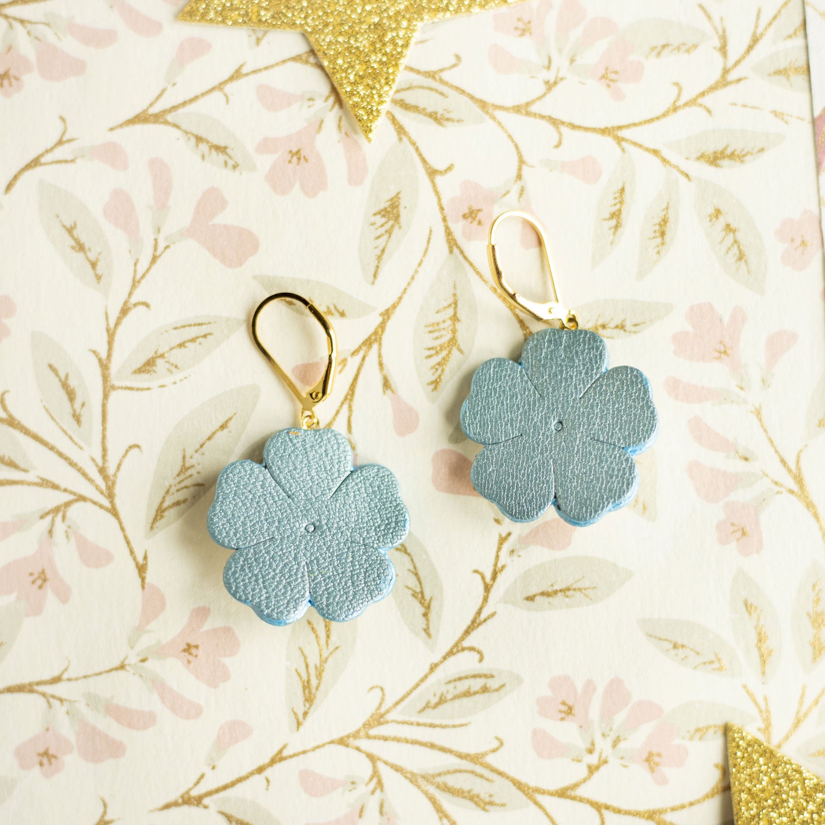 Boucles d'oreilles Adèle- Fleurs en cuir bleu métallisé et orange