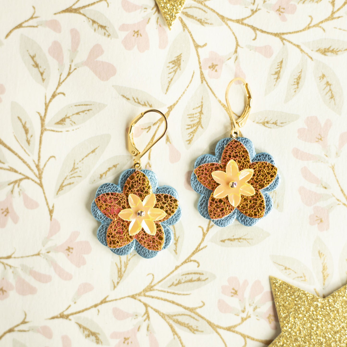 Boucles d'oreilles Adèle- Fleurs en cuir bleu métallisé et orange