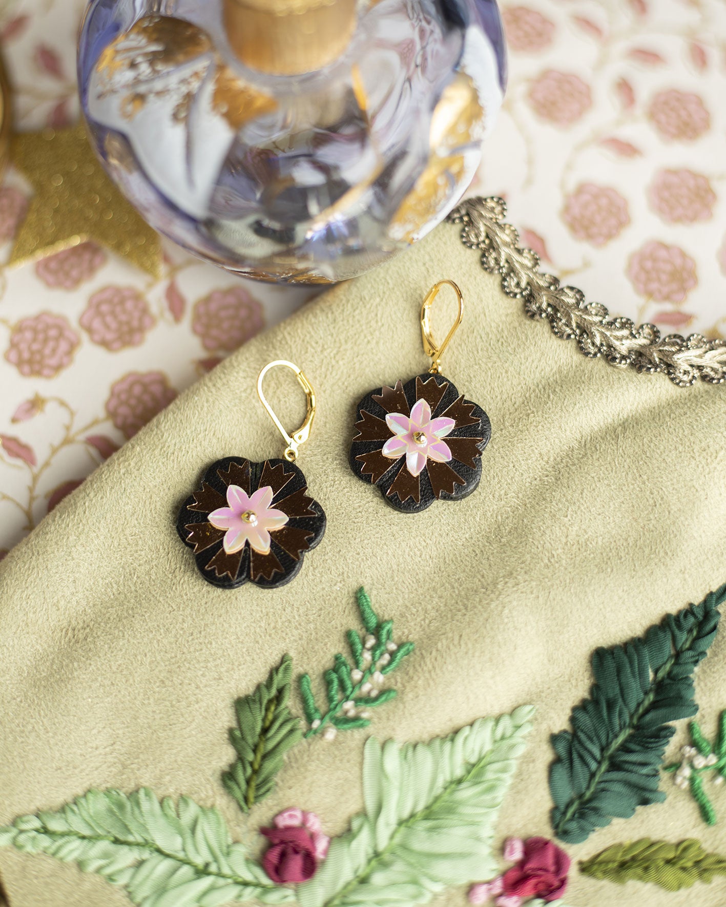 Boucles d'oreilles Scarlett- Cuir noir et sequin fleur rosée - Bijou baroque