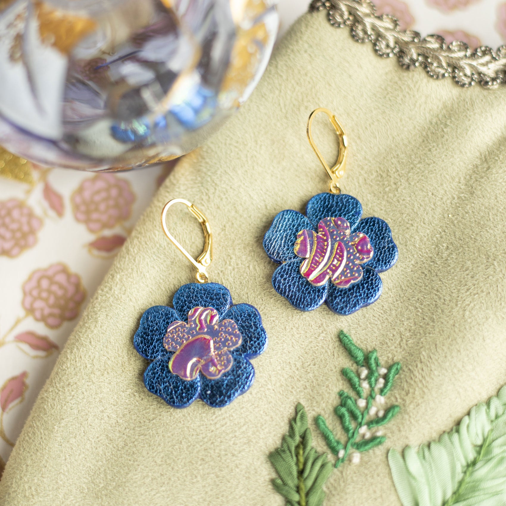 Boucles d'oreilles Blue Ivy - Fleur baroque en cuir bleu et jaune holographique