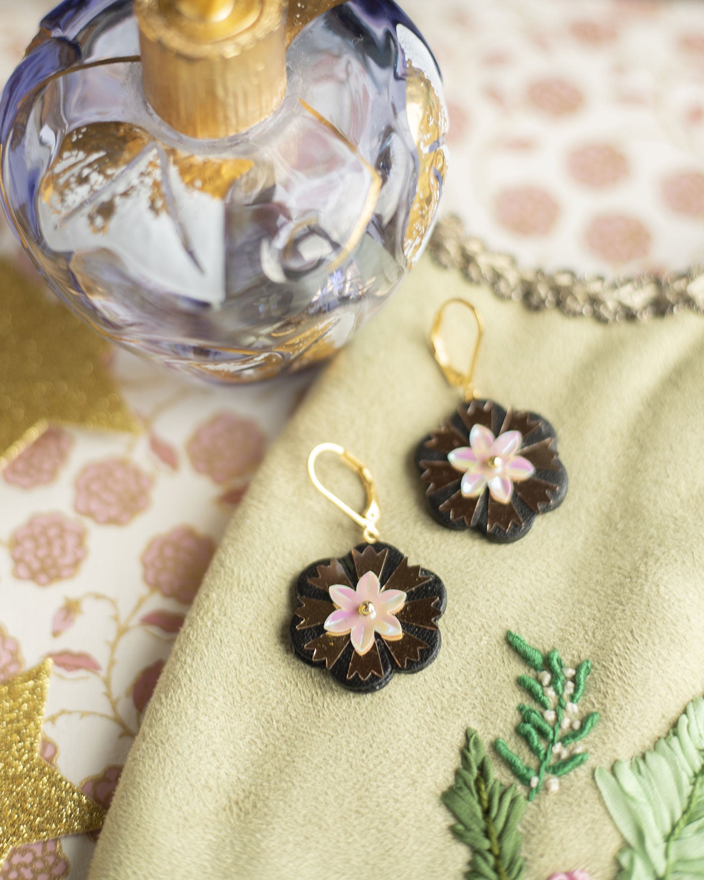 Boucles d'oreilles Scarlett- Cuir noir et sequin fleur rosée - Bijou baroque