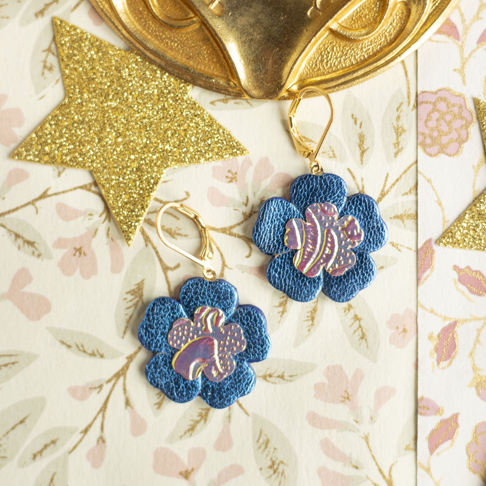 Boucles d'oreilles Blue Ivy - Fleur baroque en cuir bleu et jaune holographique