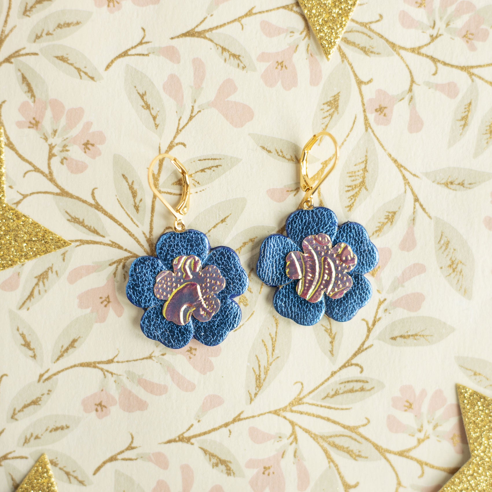 Boucles d'oreilles Blue Ivy - Fleur baroque en cuir bleu et jaune holographique