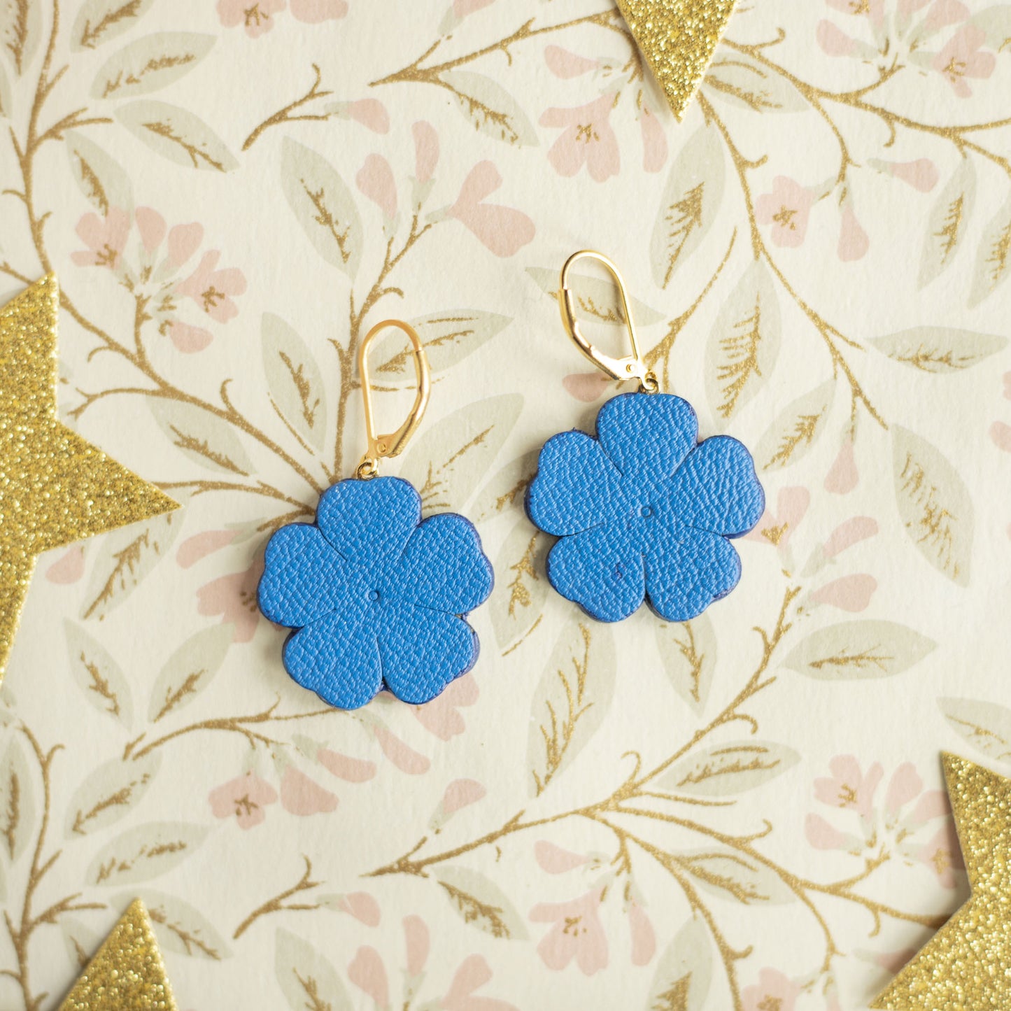 Boucles d'oreilles Blue Ivy - Fleur baroque en cuir bleu et jaune holographique