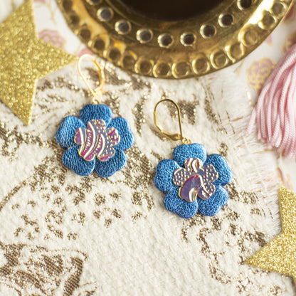 Boucles d'oreilles Blue Ivy - Fleur baroque en cuir bleu et jaune holographique