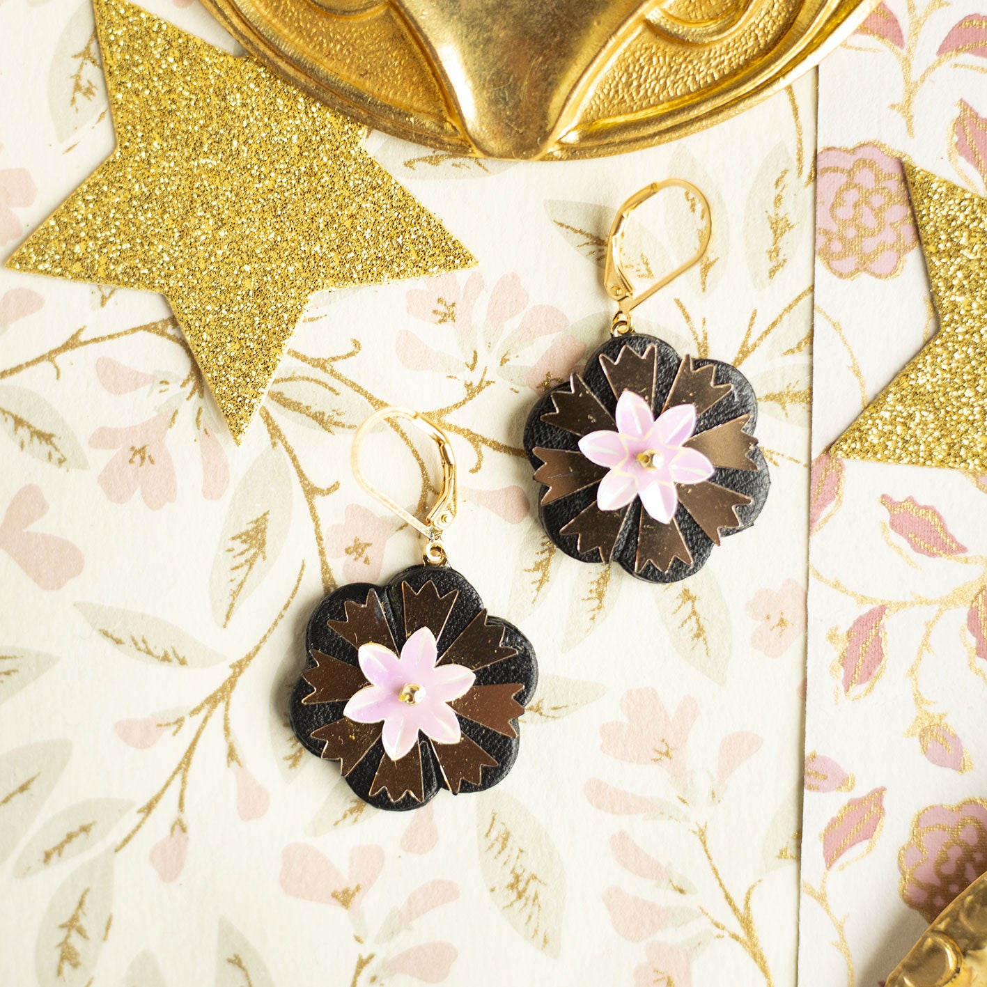 Boucles d'oreilles Scarlett- Cuir noir et sequin fleur rosée - Bijou baroque