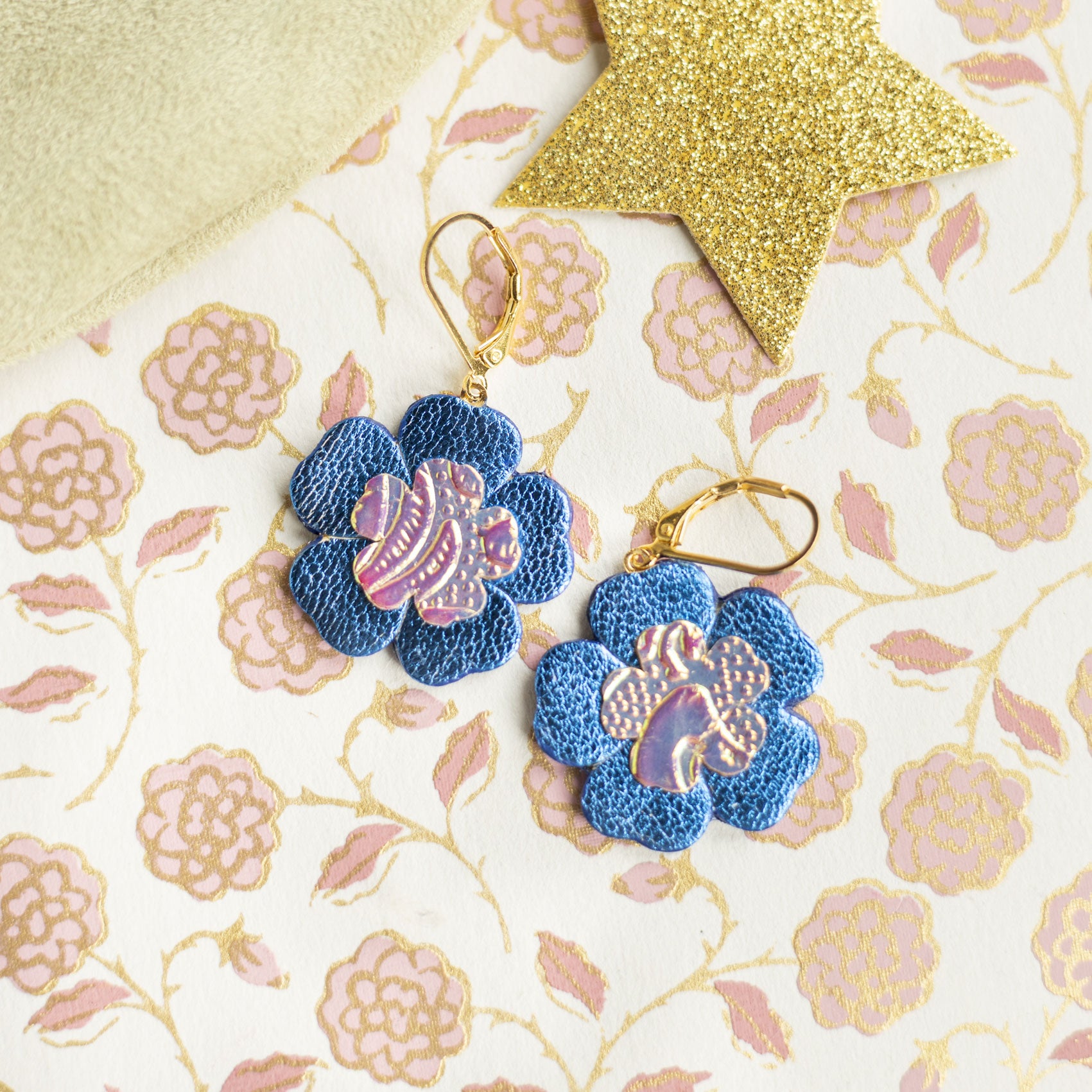 Boucles d'oreilles Blue Ivy - Fleur baroque en cuir bleu et jaune holographique