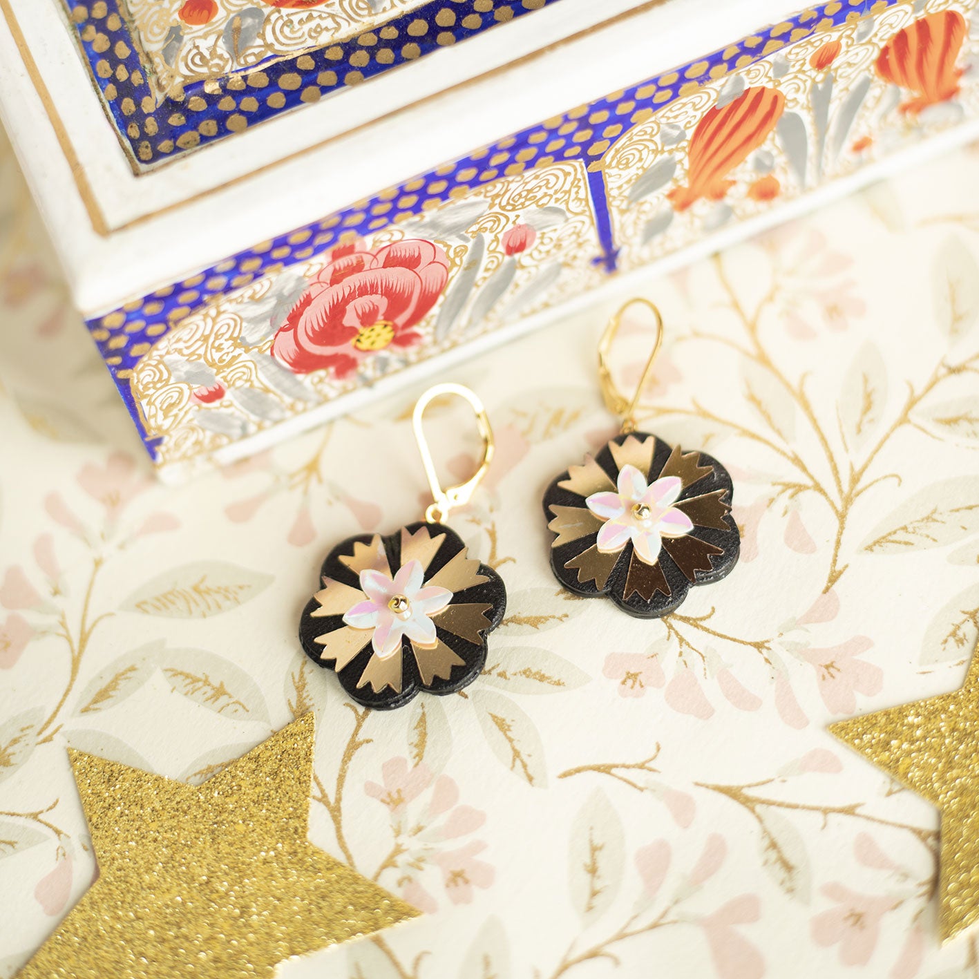 Boucles d'oreilles Scarlett- Cuir noir et sequin fleur rosée - Bijou baroque