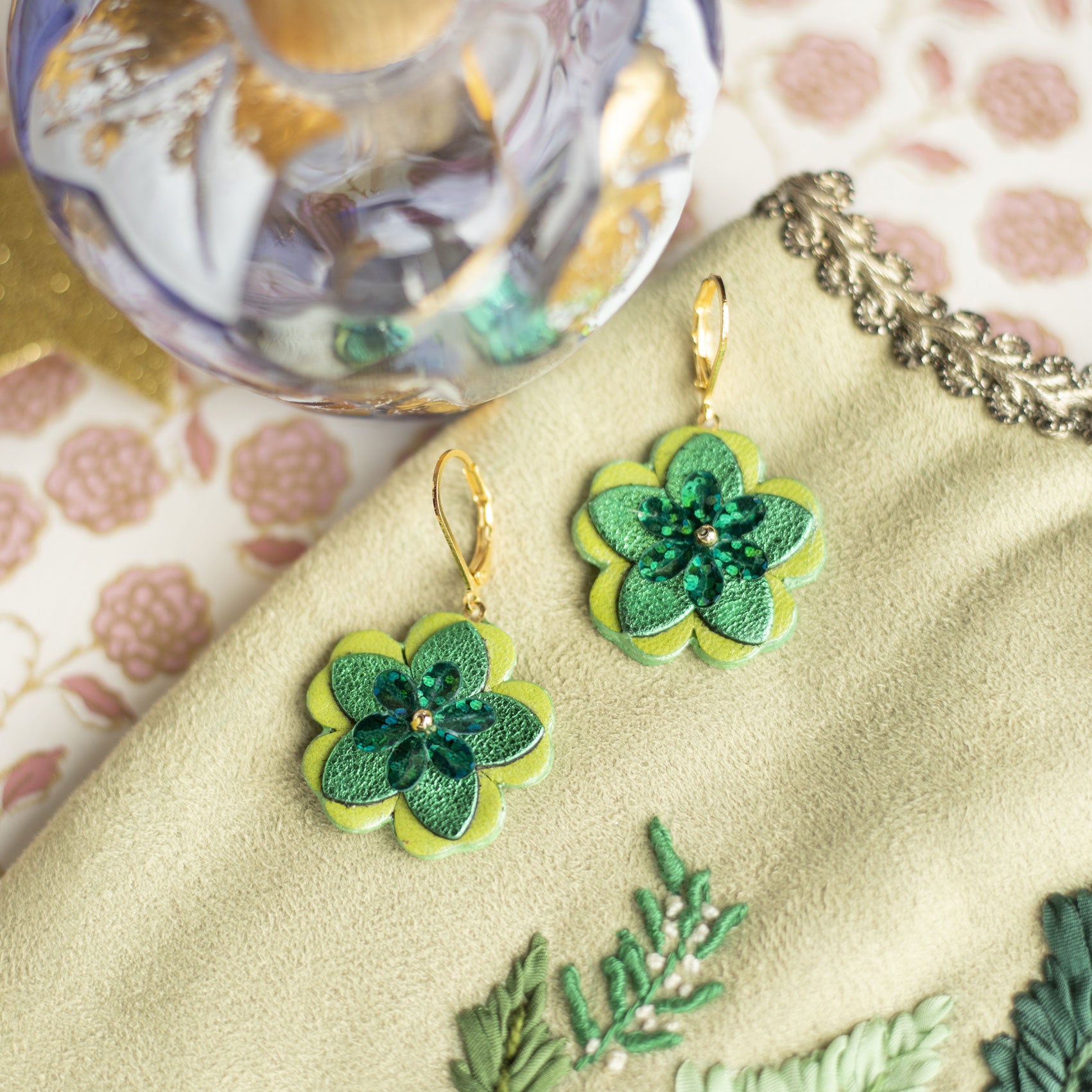 Boucles d'oreilles Evelyne - Fleur baroque verte printanière