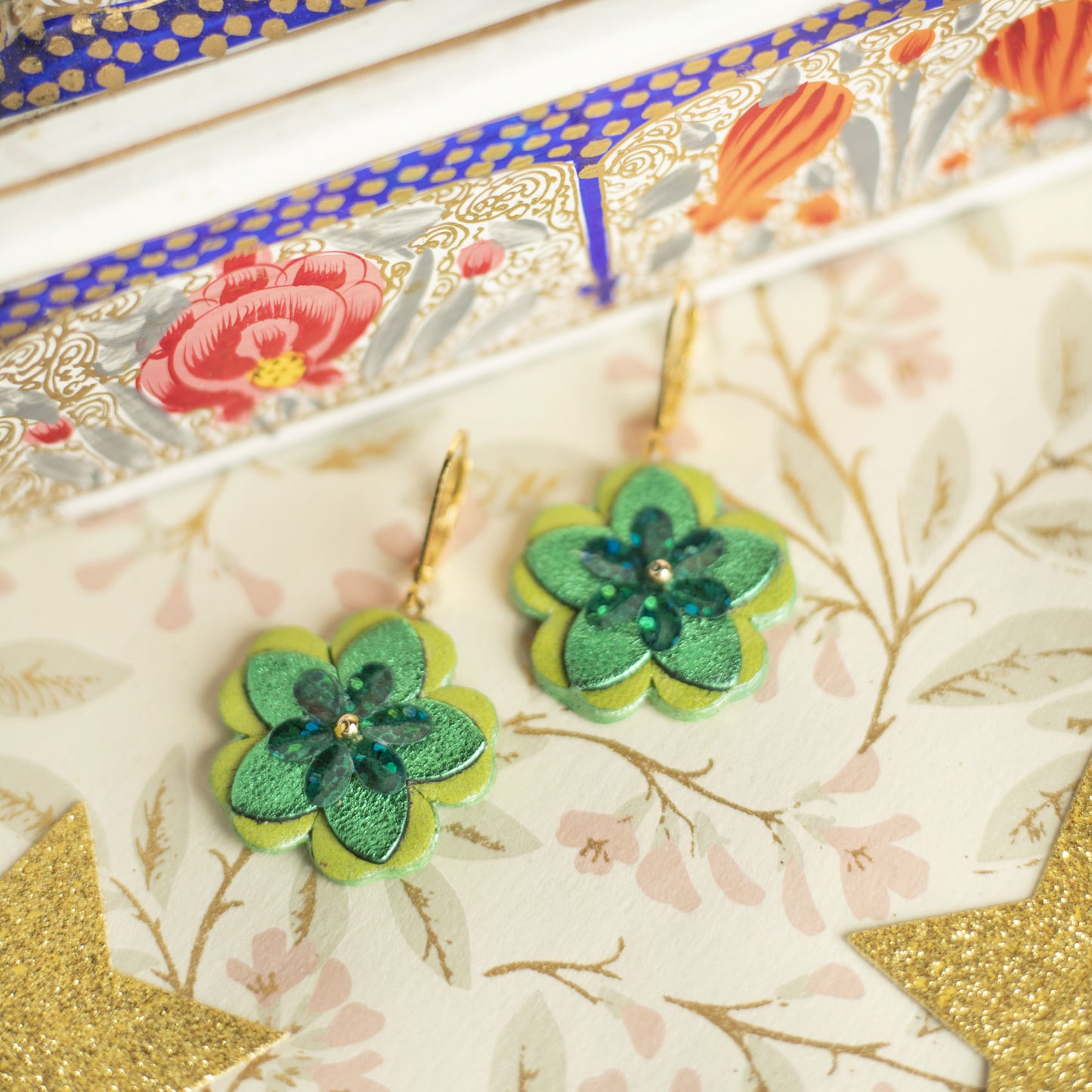 Boucles d'oreilles Evelyne - Fleur baroque verte printanière