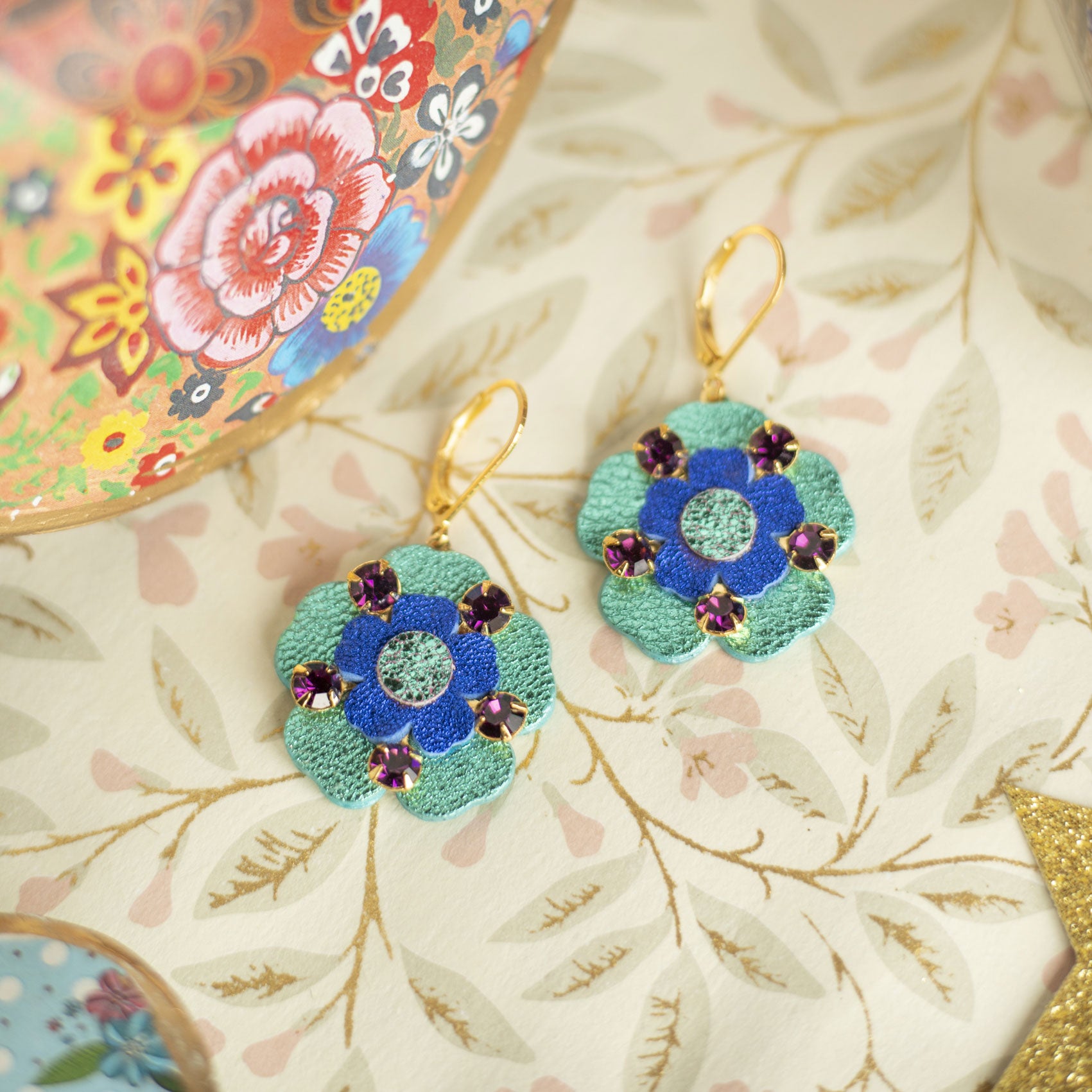 Boucles d'oreilles Hedwige - Fleur baroque turquoise et cristaux violets