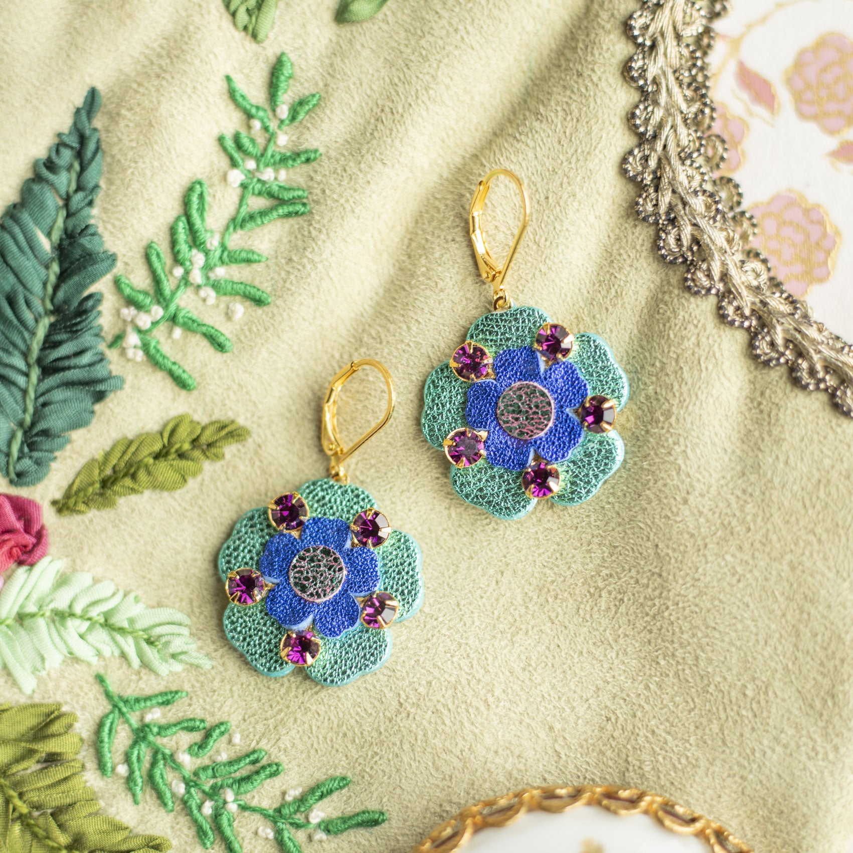 Boucles d'oreilles Hedwige - Fleur baroque turquoise et cristaux violets