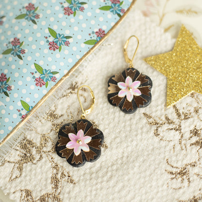 Boucles d'oreilles Scarlett- Cuir noir et sequin fleur rosée - Bijou baroque