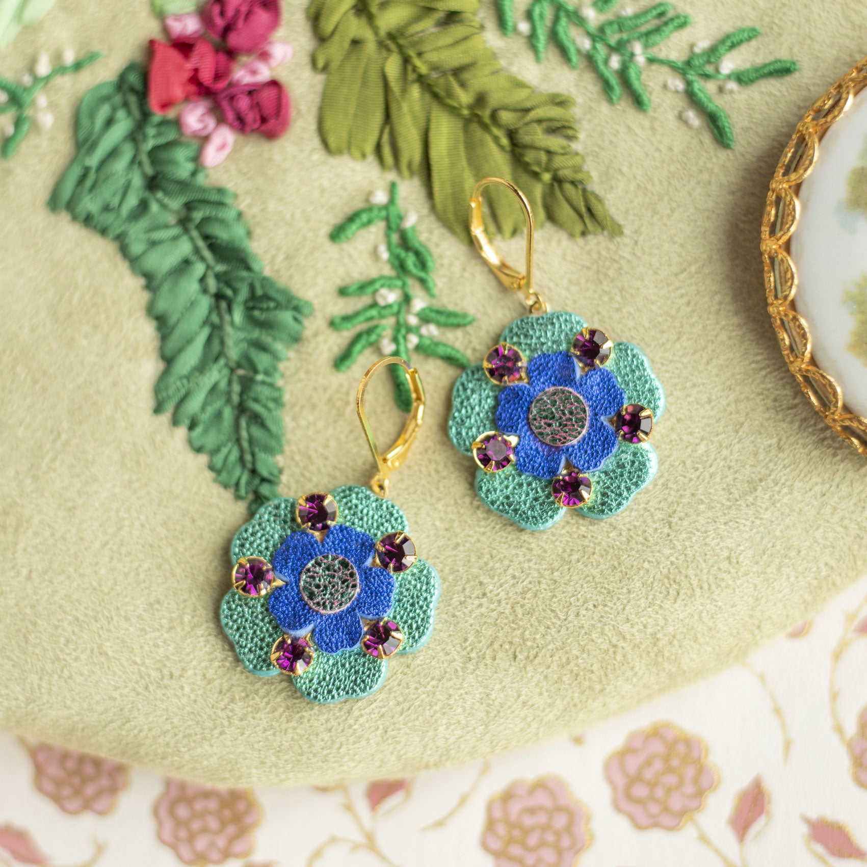 Boucles d'oreilles Hedwige - Fleur baroque turquoise et cristaux violets