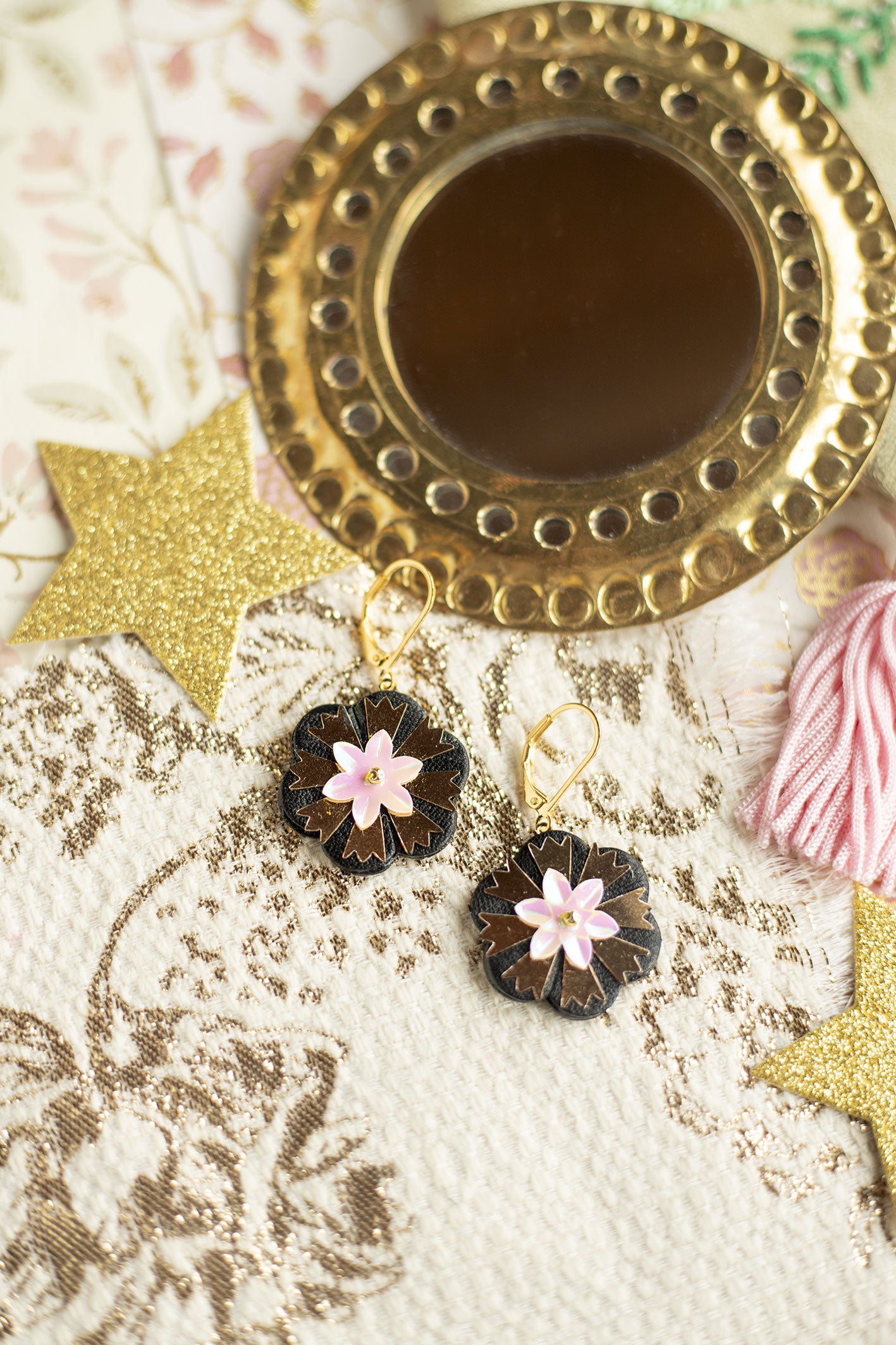 Boucles d'oreilles Scarlett- Cuir noir et sequin fleur rosée - Bijou baroque